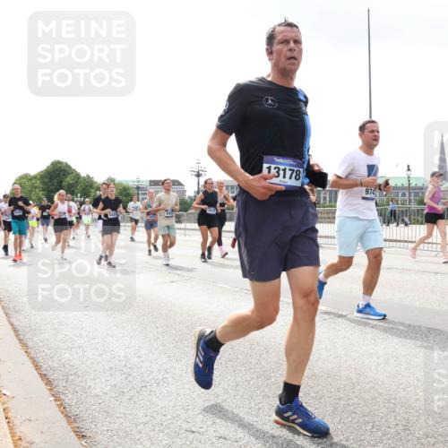 29.06.2025 - hella hamburg halbmarathon Lena Gebhardt http://msf.ph/oto/8372598 29.06.2025 10:39:47 Lombardsbrücke 6428, 13178, 9747, 1737, 1058, 1076, 1586, 1856, 1883, 1899, 2313, 2578, 2888, 2976, 3046, 3275, 3353, 3882, 3883, 3884, 4298, 4603, 4609, 4752, 4855, 5045, 5229, 5654, 5701, 5877, 5901, 6321, 6342, 6343, 6427, 6428, 6698, 6719, 6726, 6739, 6748, 6750, 7045, 7053, 7125, 7199, 7429, 7455, 7456, 7501, 7524, 7684, 8107, 8203, 8612, 8995, 9393, 9569, 9698, 9747, 9777, 10441, 10512 meine-sportfotos.de
