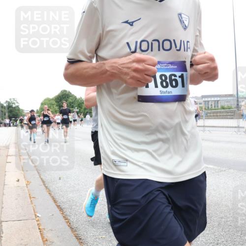 29.06.2025 - hella hamburg halbmarathon Lena Gebhardt http://msf.ph/oto/8372639 29.06.2025 10:49:01 Lombardsbrücke 1861, 1142, 1167, 1584, 2160, 2395, 2437, 2438, 2541, 2713, 2716, 2792, 2927, 3070, 3086, 3215, 3232, 3253, 4403, 4525, 4527, 5010, 5118, 5463, 5479, 5480, 5551, 6015, 6437, 6566, 6979, 7062, 7203, 7931, 7936, 7947, 7948, 8549, 8719, 8760, 9245, 9341, 9359, 9552, 9787, 10033, 10038, 10081, 10130, 10204, 10366, 10479, 10524, 10654, 10656, 10782, 10785, 11000, 11031, 11192, 11364, 11365, 13814, 13845, 16498, 16499, 16701 meine-sportfotos.de