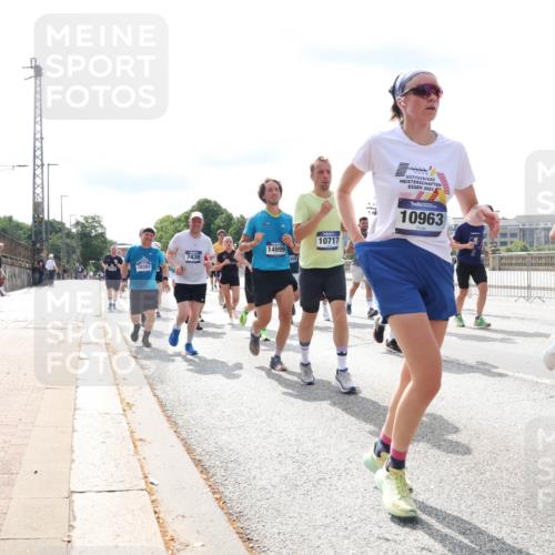 29.06.2025 - hella hamburg halbmarathon Lena Gebhardt http://msf.ph/oto/8372676 29.06.2025 10:15:01 Lombardsbrücke 10717, 14999, 7439, 10391, 10391, 21, 17, 19, 23, 2021, 10963, 17847, 4641, 1071, 1296, 1379, 1524, 1575, 1728, 1745, 2046, 2140, 2281, 2601, 2690, 2990, 3020, 3025, 3154, 3454, 3507, 3509, 3513, 3650, 3691, 3834, 3844, 4495, 4641, 5191, 5271, 5608, 5800, 5981, 5986, 6181, 6248, 6317, 6935, 7195, 7439, 7452, 7881, 8055, 8147, 8237, 8239, 8256, 8275, 8522, 8563, 8609, 8755, 8854, 9113, 9173, 9556, 9663, 9709, 9847, 9911, 9975, 10391, 10589, 10610, 10717, 10963, 11271, 11598 meine-sportfotos.de