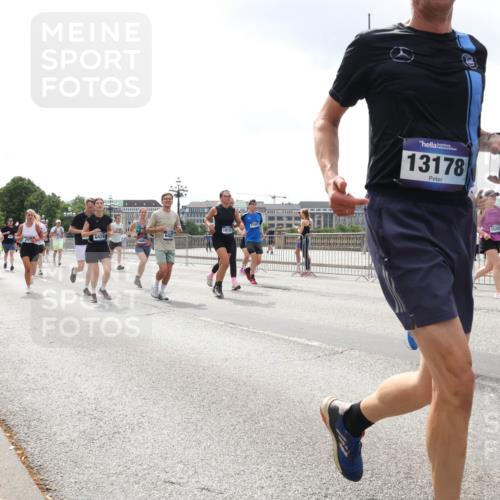 29.06.2025 - hella hamburg halbmarathon Lena Gebhardt http://msf.ph/oto/8372687 29.06.2025 10:39:48 Lombardsbrücke 5045, 6428, 14882, 1912, 13178, 1058, 1076, 1586, 1883, 1899, 2313, 2578, 2866, 2888, 2976, 3046, 3353, 3882, 3883, 3884, 4298, 4471, 4603, 4609, 4752, 4855, 5045, 5229, 5654, 5701, 5877, 5901, 6097, 6321, 6342, 6343, 6427, 6428, 6698, 6719, 6726, 6739, 6748, 6750, 7045, 7053, 7125, 7199, 7429, 7455, 7456, 7501, 7524, 7684, 8107, 8203, 8612, 8995, 9393, 9569, 9698, 9747, 9777, 10441, 10512 meine-sportfotos.de