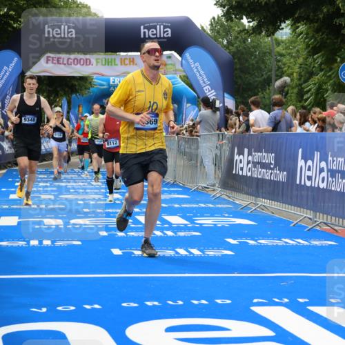 29.06.2025 - hella hamburg halbmarathon Strokosch-Dieckow http://msf.ph/oto/8372710 29.06.2025 10:49:13 Ziel 2013, 4183, 4185, 4832, 6158, 6389, 8112, 9348, 10053, 10184, 10189, 11819, 13450, 14526, 15422, 15523, 16369, 16414, 16731, 17173, 18598, 18842 meine-sportfotos.de
