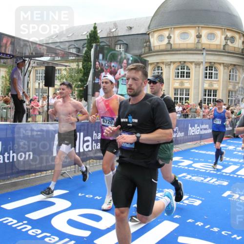 29.06.2025 - hella hamburg halbmarathon Michael Strokosch http://msf.ph/oto/8372716 29.06.2025 10:58:54 Ziel 2159, 2488, 2840, 3859, 4632, 4833, 5277, 5885, 6720, 8807, 9156, 9353, 10268, 10539, 10788, 12734, 14673, 14965, 17405, 17630, 17931, 18180, 18232, 18954 meine-sportfotos.de