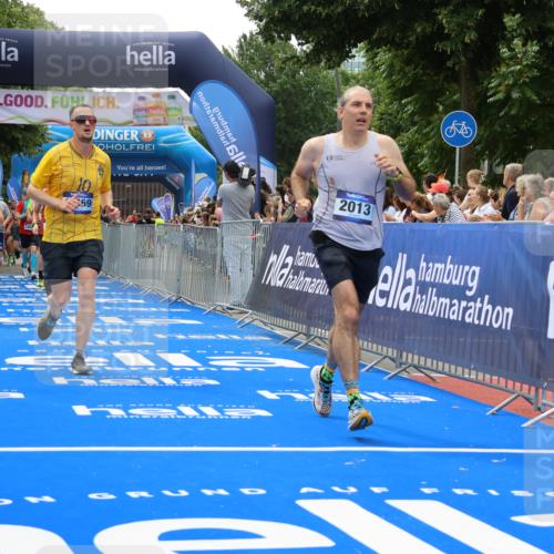 29.06.2025 - hella hamburg halbmarathon Strokosch-Dieckow http://msf.ph/oto/8372746 29.06.2025 10:49:13 Ziel 2013, 4183, 4185, 4832, 6158, 6389, 8112, 9348, 10053, 10184, 10189, 11819, 13450, 14526, 15422, 15523, 16369, 16414, 16731, 17173, 18598, 18842 meine-sportfotos.de