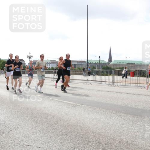 29.06.2025 - hella hamburg halbmarathon Lena Gebhardt http://msf.ph/oto/8372781 29.06.2025 10:39:48 Lombardsbrücke 5045, 6428, 14882, 15265, 1058, 1076, 1586, 1883, 1899, 2313, 2578, 2866, 2888, 2976, 3046, 3353, 3882, 3883, 3884, 4298, 4471, 4603, 4609, 4752, 4855, 5045, 5229, 5654, 5701, 5877, 5901, 6097, 6321, 6342, 6343, 6427, 6428, 6698, 6719, 6726, 6739, 6748, 6750, 7045, 7053, 7125, 7199, 7429, 7455, 7456, 7501, 7524, 7684, 8107, 8203, 8612, 8995, 9393, 9569, 9698, 9747, 9777, 10441, 10512 meine-sportfotos.de