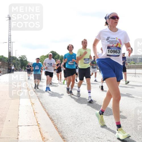 29.06.2025 - hella hamburg halbmarathon Lena Gebhardt http://msf.ph/oto/8372782 29.06.2025 10:15:01 Lombardsbrücke 10717, 14999, 7439, 10391, 17, 19, 23, 2021, 10963, 17847, 464, 1071, 1296, 1379, 1524, 1575, 1728, 1745, 2046, 2140, 2281, 2601, 2690, 2990, 3020, 3025, 3154, 3454, 3507, 3509, 3513, 3650, 3691, 3834, 3844, 4495, 4641, 5191, 5271, 5608, 5800, 5981, 5986, 6181, 6248, 6317, 6935, 7195, 7439, 7452, 7881, 8055, 8147, 8237, 8239, 8256, 8275, 8522, 8563, 8609, 8755, 8854, 9113, 9173, 9556, 9663, 9709, 9847, 9911, 9975, 10391, 10589, 10610, 10717, 10963, 11271, 11598 meine-sportfotos.de