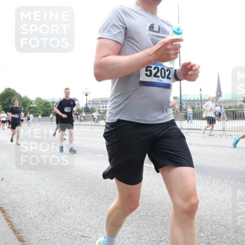 29.06.2025 - hella hamburg halbmarathon Lena Gebhardt http://msf.ph/oto/8372793 29.06.2025 10:49:01 Lombardsbrücke 5202, 1652, 1142, 1167, 1584, 2160, 2395, 2437, 2438, 2541, 2713, 2716, 2792, 2927, 3070, 3086, 3215, 3232, 3253, 4403, 4525, 4527, 5010, 5118, 5463, 5479, 5480, 5551, 6015, 6437, 6566, 6979, 7062, 7203, 7931, 7936, 7947, 7948, 8549, 8719, 8760, 9245, 9341, 9359, 9552, 9787, 10033, 10038, 10081, 10130, 10204, 10366, 10479, 10524, 10654, 10656, 10782, 10785, 11000, 11031, 11192, 11364, 11365, 13814, 13845, 16498, 16499, 16701 meine-sportfotos.de