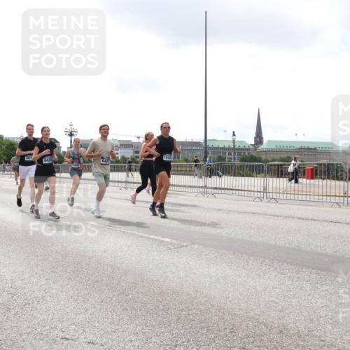 29.06.2025 - hella hamburg halbmarathon Lena Gebhardt http://msf.ph/oto/8372806 29.06.2025 10:39:49 Lombardsbrücke 5045, 1071, 6428, 6427, 1912, 15265, 1058, 1076, 1291, 1586, 1691, 1899, 2313, 2578, 2866, 2888, 2976, 3046, 3353, 3882, 3883, 3884, 4298, 4471, 4603, 4609, 4752, 4855, 5045, 5229, 5654, 5701, 5877, 5901, 6097, 6321, 6342, 6343, 6427, 6428, 6698, 6719, 6726, 6739, 6748, 6750, 6890, 7045, 7053, 7125, 7199, 7429, 7455, 7456, 7501, 7684, 8107, 8203, 8612, 8995, 9569, 9698, 9747, 9777, 10441, 10512 meine-sportfotos.de