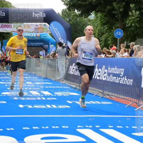 29.06.2025 - hella hamburg halbmarathon Strokosch-Dieckow http://msf.ph/oto/8372813 29.06.2025 10:49:13 Ziel 2013, 4183, 4185, 4832, 6158, 6389, 8112, 9348, 10053, 10184, 10189, 11819, 13450, 14526, 15422, 15523, 16369, 16414, 16731, 17173, 18598, 18842 meine-sportfotos.de
