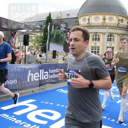 29.06.2025 - hella hamburg halbmarathon Michael Strokosch http://msf.ph/oto/8372832 29.06.2025 10:58:55 Ziel 2159, 2488, 2840, 3859, 4632, 4833, 5277, 5885, 6438, 6720, 8807, 9156, 9353, 10268, 10518, 10539, 10788, 10915, 12734, 14673, 14965, 17405, 17630, 17931, 18180, 18232, 18954 meine-sportfotos.de