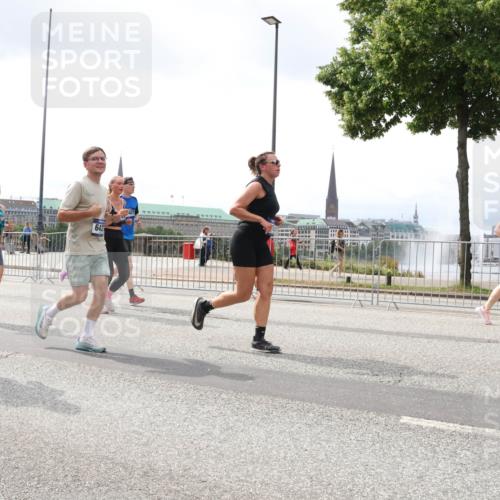29.06.2025 - hella hamburg halbmarathon Lena Gebhardt http://msf.ph/oto/8372916 29.06.2025 10:39:50 Lombardsbrücke 0714, 6428, 642, 1058, 1076, 1291, 1586, 1691, 1899, 2313, 2578, 2866, 2888, 2976, 3046, 3353, 3882, 3883, 3884, 4298, 4471, 4603, 4609, 4752, 4855, 5045, 5229, 5654, 5701, 5877, 5901, 6097, 6321, 6342, 6343, 6427, 6428, 6698, 6719, 6726, 6739, 6748, 6750, 6890, 7045, 7053, 7125, 7199, 7429, 7455, 7456, 7501, 7684, 8107, 8203, 8612, 8995, 9569, 9698, 9747, 9777, 10441, 10512 meine-sportfotos.de