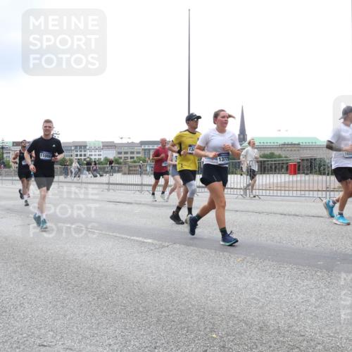29.06.2025 - hella hamburg halbmarathon Lena Gebhardt http://msf.ph/oto/8372972 29.06.2025 10:49:02 Lombardsbrücke 11000, 134, 16525, 13775, 1142, 1167, 1525, 1584, 2160, 2395, 2437, 2438, 2541, 2713, 2716, 2792, 2927, 3070, 3086, 3215, 3232, 3253, 4403, 4525, 4527, 4809, 5010, 5118, 5463, 5479, 5480, 5551, 6015, 6437, 6566, 6979, 6989, 7062, 7203, 7931, 7936, 7947, 7948, 8549, 8719, 8760, 9245, 9341, 9359, 9552, 9787, 10033, 10038, 10081, 10130, 10204, 10366, 10479, 10524, 10654, 10656, 10782, 10785, 11000, 11031, 11192, 11364, 11365, 13814, 13845, 16498, 16499, 16701 meine-sportfotos.de