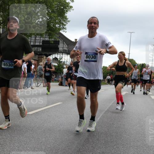 29.06.2025 - hella hamburg halbmarathon Yannick Fuchs http://msf.ph/oto/8373100 29.06.2025 10:53:48 20KM 1019, 1544, 2780, 3169, 3780, 4238, 4379, 4796, 4986, 6327, 6470, 7259, 7824, 8030, 8326, 8481, 8807, 9741, 9985, 10281, 10301, 10488, 11018, 11114, 11158, 11159, 11250, 11757, 12406, 12422, 12446, 12779, 13036, 13706, 14471, 15083, 15525, 15673, 15785, 15914, 16227, 16530, 16754, 16915, 17304, 17860, 18130, 18377, 18624, 18855, 19178 meine-sportfotos.de