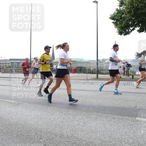 29.06.2025 - hella hamburg halbmarathon Lena Gebhardt http://msf.ph/oto/8373104 29.06.2025 10:49:02 Lombardsbrücke 11000, 1142, 1167, 1525, 1584, 2160, 2395, 2437, 2438, 2541, 2713, 2716, 2792, 2927, 3070, 3086, 3215, 3232, 3253, 4403, 4525, 4527, 4809, 5010, 5118, 5463, 5479, 5480, 5551, 6015, 6437, 6566, 6979, 6989, 7062, 7203, 7931, 7936, 7947, 7948, 8549, 8719, 8760, 9245, 9341, 9359, 9552, 9787, 10033, 10038, 10081, 10130, 10204, 10366, 10479, 10524, 10654, 10656, 10782, 10785, 11000, 11031, 11192, 11364, 11365, 13814, 13845, 16498, 16499, 16701 meine-sportfotos.de