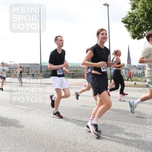 29.06.2025 - hella hamburg halbmarathon Lena Gebhardt http://msf.ph/oto/8373113 29.06.2025 10:39:51 Lombardsbrücke 2976, 042, 10714, 64, 1058, 1076, 1291, 1586, 1691, 1899, 2254, 2313, 2578, 2866, 2888, 2976, 3046, 3353, 3882, 3883, 3884, 4173, 4298, 4471, 4609, 4752, 4855, 5045, 5229, 5654, 5701, 5877, 5901, 6097, 6321, 6427, 6428, 6548, 6698, 6719, 6726, 6739, 6748, 6750, 6890, 7045, 7053, 7125, 7199, 7429, 7455, 7456, 7684, 8107, 8612, 8995, 9569, 9698, 9747, 9777, 10441, 10512 meine-sportfotos.de