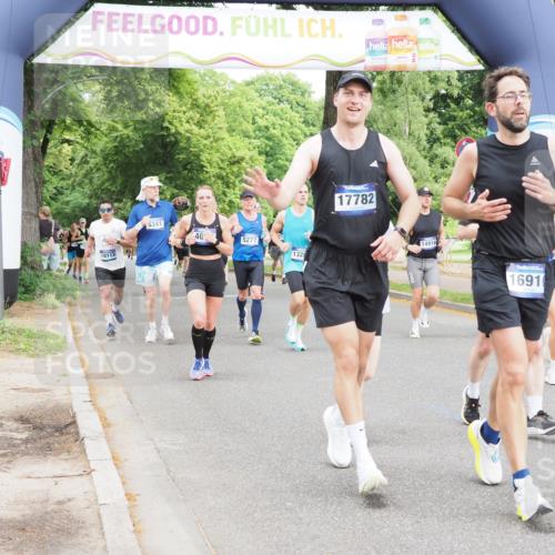 29.06.2025 - hella hamburg halbmarathon MichiJ http://msf.ph/oto/8373120 29.06.2025 10:44:57 Zwischen KM18-KM19 2282, 2806, 2840, 2907, 3251, 4088, 5341, 6104, 7856, 10020, 13287, 13664, 13880, 14914, 15145, 16113, 16517, 16910, 17531, 17782, 18762 meine-sportfotos.de
