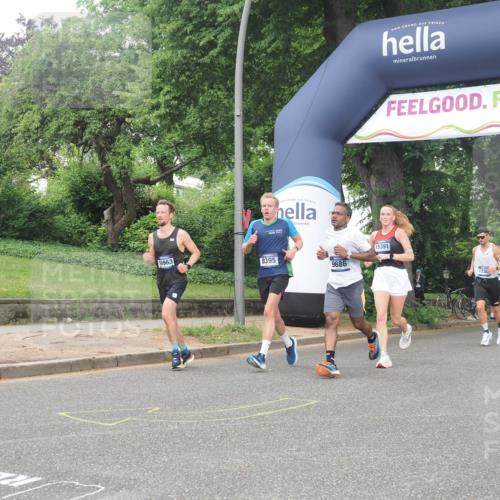 29.06.2025 - hella hamburg halbmarathon KatJ http://msf.ph/oto/8373235 29.06.2025 10:23:55 Zwischen KM18-KM19 1002, 1644, 8395 meine-sportfotos.de