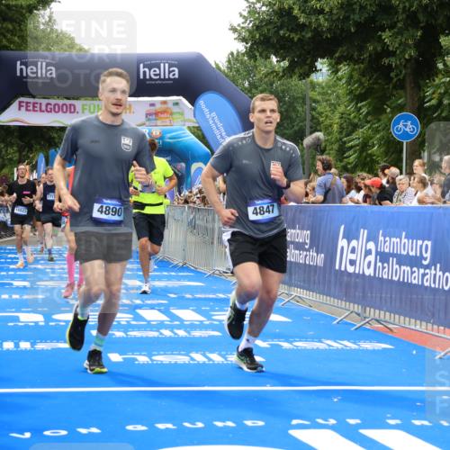29.06.2025 - hella hamburg halbmarathon Strokosch-Dieckow http://msf.ph/oto/8373249 29.06.2025 10:49:05 Ziel 1381, 1452, 2013, 4832, 4847, 4890, 6389, 7297, 8302, 8821, 9695, 10184, 13614, 13688, 15523, 16414, 16627, 16731, 17173, 17632, 18598, 18842 meine-sportfotos.de