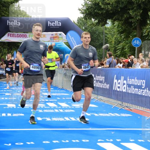 29.06.2025 - hella hamburg halbmarathon Strokosch-Dieckow http://msf.ph/oto/8373280 29.06.2025 10:49:05 Ziel 1381, 1452, 2013, 4832, 4847, 4890, 6389, 7297, 8302, 8821, 9695, 10184, 13614, 13688, 15523, 16414, 16627, 16731, 17173, 17632, 18598, 18842 meine-sportfotos.de