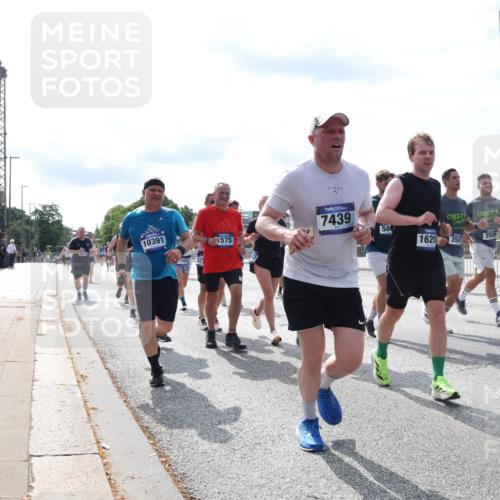 29.06.2025 - hella hamburg halbmarathon Lena Gebhardt http://msf.ph/oto/8373291 29.06.2025 10:15:03 Lombardsbrücke 10391, 1598, 821, 575, 7439, 580, 1620, 3507, 3509, 1071, 1296, 1379, 1524, 1575, 1728, 1745, 2046, 2140, 2281, 2601, 2690, 2990, 3025, 3154, 3454, 3507, 3509, 3513, 3650, 3691, 3834, 3844, 4495, 4641, 5191, 5271, 5608, 5800, 5981, 5986, 6181, 6248, 6317, 6935, 7195, 7439, 7452, 7881, 8055, 8147, 8237, 8239, 8256, 8275, 8522, 8563, 8609, 8755, 8854, 9113, 9173, 9556, 9663, 9709, 9847, 9911, 9975, 9997, 10391, 10589, 10610, 10717, 10963, 11271, 11598 meine-sportfotos.de