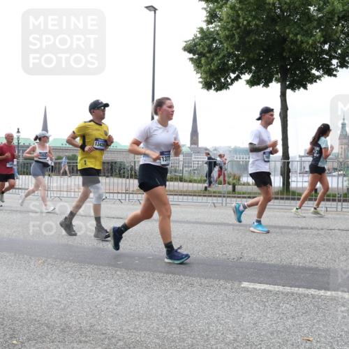 29.06.2025 - hella hamburg halbmarathon Lena Gebhardt http://msf.ph/oto/8373309 29.06.2025 10:49:02 Lombardsbrücke 13426, 8000, 1142, 1167, 1525, 1584, 2160, 2395, 2437, 2438, 2541, 2713, 2716, 2792, 2927, 3070, 3086, 3215, 3232, 3253, 4403, 4525, 4527, 4809, 5010, 5118, 5463, 5479, 5480, 5551, 6015, 6437, 6566, 6979, 6989, 7062, 7203, 7931, 7936, 7947, 7948, 8549, 8719, 8760, 9245, 9341, 9359, 9552, 9787, 10033, 10038, 10081, 10130, 10204, 10366, 10479, 10524, 10654, 10656, 10782, 10785, 11000, 11031, 11192, 11364, 11365, 13814, 13845, 16498, 16499, 16701 meine-sportfotos.de