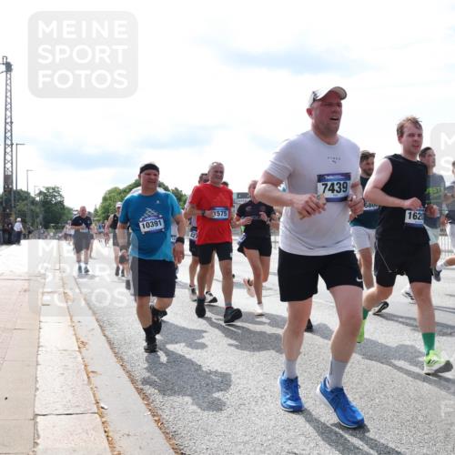 29.06.2025 - hella hamburg halbmarathon Lena Gebhardt http://msf.ph/oto/8373353 29.06.2025 10:15:03 Lombardsbrücke 10391, 1575, 7439, 580, 1620, 3509, 1071, 1296, 1379, 1524, 1575, 1728, 1745, 2046, 2140, 2281, 2601, 2690, 2990, 3025, 3154, 3454, 3507, 3509, 3513, 3650, 3691, 3834, 3844, 4495, 4641, 5191, 5271, 5608, 5800, 5981, 5986, 6181, 6248, 6317, 6935, 7195, 7439, 7452, 7881, 8055, 8147, 8237, 8239, 8256, 8275, 8522, 8563, 8609, 8755, 8854, 9113, 9173, 9556, 9663, 9709, 9847, 9911, 9975, 9997, 10391, 10589, 10610, 10717, 10963, 11271, 11598 meine-sportfotos.de