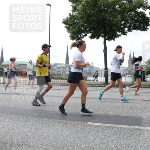 29.06.2025 - hella hamburg halbmarathon Lena Gebhardt http://msf.ph/oto/8373360 29.06.2025 10:49:03 Lombardsbrücke 1142, 1167, 1525, 1584, 2067, 2160, 2395, 2437, 2438, 2541, 2713, 2716, 2792, 2927, 3070, 3086, 3215, 3232, 3253, 4403, 4525, 4527, 4809, 5010, 5118, 5463, 5479, 5480, 5551, 6015, 6437, 6566, 6979, 6989, 7062, 7203, 7931, 7936, 7947, 7948, 8549, 8719, 8760, 9245, 9341, 9359, 9552, 10033, 10038, 10081, 10130, 10204, 10366, 10479, 10524, 10654, 10656, 10782, 10785, 11000, 11031, 11192, 11364, 11365, 13845, 16498, 16499, 16701 meine-sportfotos.de