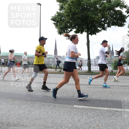 29.06.2025 - hella hamburg halbmarathon Lena Gebhardt http://msf.ph/oto/8373425 29.06.2025 10:49:03 Lombardsbrücke 1142, 1167, 1525, 1584, 2067, 2160, 2395, 2437, 2438, 2541, 2713, 2716, 2792, 2927, 3070, 3086, 3215, 3232, 3253, 4403, 4525, 4527, 4809, 5010, 5118, 5463, 5479, 5480, 5551, 6015, 6437, 6566, 6979, 6989, 7062, 7203, 7931, 7936, 7947, 7948, 8549, 8719, 8760, 9245, 9341, 9359, 9552, 10033, 10038, 10081, 10130, 10204, 10366, 10479, 10524, 10654, 10656, 10782, 10785, 11000, 11031, 11192, 11364, 11365, 13845, 16498, 16499, 16701 meine-sportfotos.de