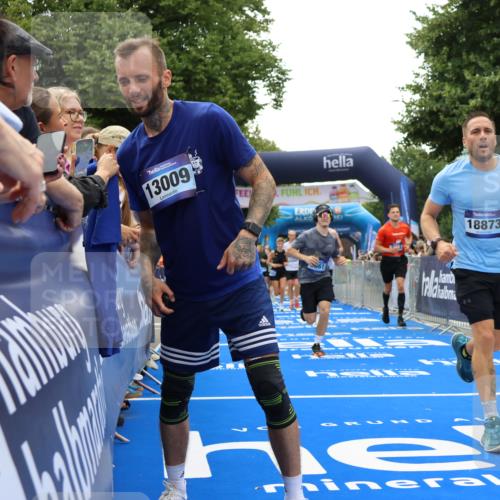 29.06.2025 - hella hamburg halbmarathon Strokosch-Dieckow http://msf.ph/oto/8373527 29.06.2025 10:48:53 Ziel 1381, 1452, 1884, 1892, 2260, 3213, 3985, 7067, 8821, 8889, 9482, 9661, 9695, 11519, 12421, 12534, 13009, 13183, 13688, 13976, 15309, 16653, 17007, 18873 meine-sportfotos.de