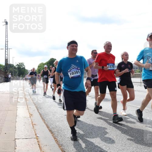 29.06.2025 - hella hamburg halbmarathon Lena Gebhardt http://msf.ph/oto/8373548 29.06.2025 10:15:03 Lombardsbrücke 11271, 10391, 1575, 1379, 9113, 5800, 1071, 1296, 1379, 1524, 1575, 1728, 1745, 2046, 2140, 2281, 2601, 2690, 2990, 3025, 3154, 3454, 3507, 3509, 3513, 3650, 3691, 3834, 3844, 4495, 4641, 5191, 5271, 5608, 5800, 5981, 5986, 6181, 6248, 6317, 6935, 7195, 7439, 7452, 7881, 8055, 8147, 8237, 8239, 8256, 8275, 8522, 8563, 8609, 8755, 8854, 9113, 9173, 9556, 9663, 9709, 9847, 9911, 9975, 9997, 10391, 10589, 10610, 10717, 10963, 11271, 11598 meine-sportfotos.de