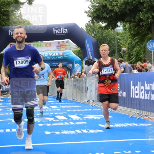 29.06.2025 - hella hamburg halbmarathon Strokosch-Dieckow http://msf.ph/oto/8373625 29.06.2025 10:48:51 Ziel 1094, 1381, 1452, 1884, 1892, 2260, 3213, 3985, 7067, 8889, 9482, 9661, 11519, 12421, 12533, 12534, 13009, 13183, 13976, 15309, 16653, 17007, 18873 meine-sportfotos.de