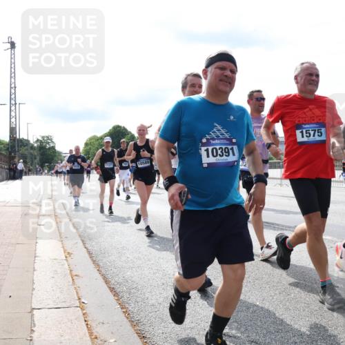 29.06.2025 - hella hamburg halbmarathon Lena Gebhardt http://msf.ph/oto/8373679 29.06.2025 10:15:04 Lombardsbrücke 11271, 7833, 10589, 10391, 1575, 683, 1071, 1296, 1379, 1524, 1575, 1728, 1745, 2046, 2140, 2281, 2601, 2690, 3025, 3154, 3454, 3507, 3509, 3513, 3650, 3691, 3844, 4495, 4641, 5191, 5271, 5608, 5800, 5981, 5986, 6181, 6248, 6317, 6935, 7195, 7439, 7452, 7881, 8055, 8237, 8239, 8256, 8275, 8522, 8563, 8609, 8755, 8854, 9113, 9173, 9556, 9663, 9709, 9847, 9911, 9975, 9997, 10391, 10589, 10610, 10717, 10963, 11271, 11598 meine-sportfotos.de