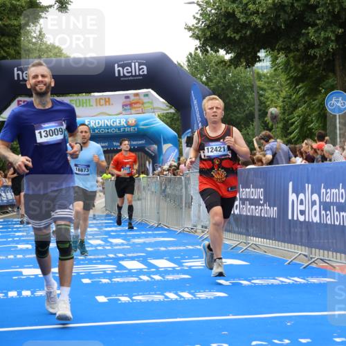 29.06.2025 - hella hamburg halbmarathon Strokosch-Dieckow http://msf.ph/oto/8373737 29.06.2025 10:48:51 Ziel 1094, 1381, 1452, 1884, 1892, 2260, 3213, 3985, 7067, 8889, 9482, 9661, 11519, 12421, 12533, 12534, 13009, 13183, 13976, 15309, 16653, 17007, 18873 meine-sportfotos.de