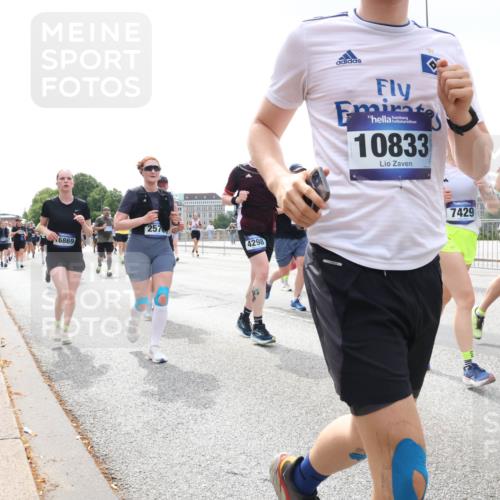29.06.2025 - hella hamburg halbmarathon Lena Gebhardt http://msf.ph/oto/8373996 29.06.2025 10:39:54 Lombardsbrücke 6869, 257, 4298, 10833, 7429, 1066, 1058, 1076, 1291, 1586, 1691, 1899, 2019, 2254, 2313, 2578, 2866, 2888, 2976, 3046, 3515, 3607, 3882, 3883, 3884, 4173, 4298, 4471, 4609, 4752, 5045, 5229, 5263, 5654, 5701, 5877, 5901, 6097, 6321, 6427, 6428, 6548, 6698, 6719, 6726, 6739, 6748, 6750, 6890, 6920, 7045, 7053, 7125, 7199, 7429, 7455, 7456, 7684, 8107, 8612, 8995, 9569, 9698, 9747, 9777, 10441, 10512 meine-sportfotos.de