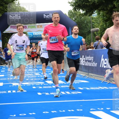 29.06.2025 - hella hamburg halbmarathon Strokosch-Dieckow http://msf.ph/oto/8374035 29.06.2025 10:48:47 Ziel 1094, 1884, 1892, 2442, 7067, 9482, 9661, 11519, 12421, 12533, 13009, 13976, 15309, 15384, 16653, 17007, 17127, 18873 meine-sportfotos.de