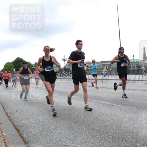 29.06.2025 - hella hamburg halbmarathon Lena Gebhardt http://msf.ph/oto/8374057 29.06.2025 10:49:04 Lombardsbrücke 6437, 10081, 14623, 15159, 12173, 1167, 1525, 1584, 2067, 2160, 2395, 2437, 2438, 2527, 2541, 2713, 2716, 2792, 2927, 3070, 3086, 3215, 3232, 3253, 4403, 4525, 4527, 4589, 4809, 5010, 5118, 5463, 5479, 5480, 5551, 6015, 6437, 6566, 6979, 6989, 7062, 7203, 7931, 7936, 7947, 7948, 8549, 8719, 8760, 9245, 9341, 9359, 9552, 10033, 10038, 10081, 10130, 10204, 10366, 10479, 10524, 10654, 10656, 10782, 10785, 11000, 11031, 11192, 11364, 11365, 13845, 16701 meine-sportfotos.de