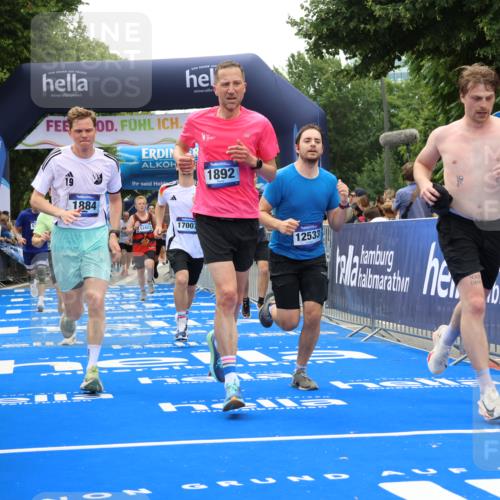 29.06.2025 - hella hamburg halbmarathon Strokosch-Dieckow http://msf.ph/oto/8374084 29.06.2025 10:48:47 Ziel 1094, 1884, 1892, 2442, 7067, 9482, 9661, 11519, 12421, 12533, 13009, 13976, 15309, 15384, 16653, 17007, 17127, 18873 meine-sportfotos.de