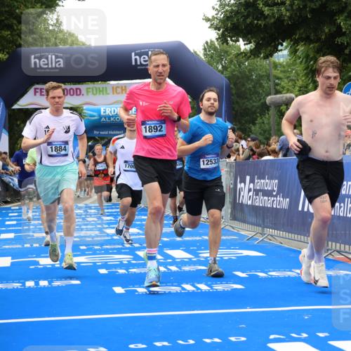 29.06.2025 - hella hamburg halbmarathon Strokosch-Dieckow http://msf.ph/oto/8374112 29.06.2025 10:48:47 Ziel 1094, 1884, 1892, 2442, 7067, 9482, 9661, 11519, 12421, 12533, 13009, 13976, 15309, 15384, 16653, 17007, 17127, 18873 meine-sportfotos.de