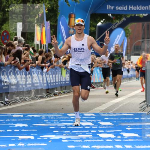 29.06.2025 - hella hamburg halbmarathon Strokosch-Dieckow http://msf.ph/oto/8374126 29.06.2025 10:26:47 Ziel 1065, 5344, 10848, 15023, 19076 meine-sportfotos.de