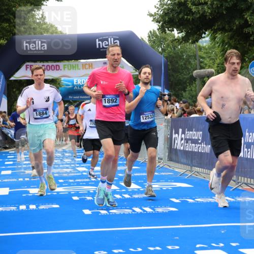 29.06.2025 - hella hamburg halbmarathon Strokosch-Dieckow http://msf.ph/oto/8374170 29.06.2025 10:48:47 Ziel 1094, 1884, 1892, 2442, 7067, 9482, 9661, 11519, 12421, 12533, 13009, 13976, 15309, 15384, 16653, 17007, 17127, 18873 meine-sportfotos.de