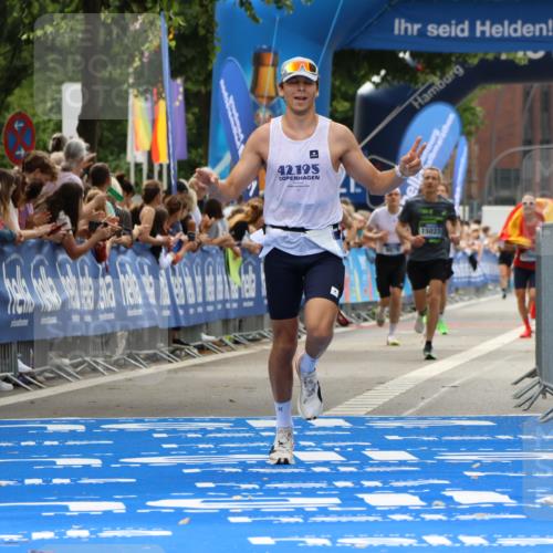 29.06.2025 - hella hamburg halbmarathon Strokosch-Dieckow http://msf.ph/oto/8374176 29.06.2025 10:26:47 Ziel 1065, 5344, 10848, 15023, 19076 meine-sportfotos.de