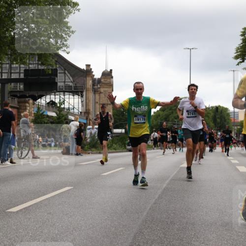 29.06.2025 - hella hamburg halbmarathon Yannick Fuchs http://msf.ph/oto/8374198 29.06.2025 10:53:55 20KM 1019, 1544, 2011, 2730, 2780, 3169, 3780, 4238, 4379, 4986, 5272, 6327, 6470, 7259, 7824, 8030, 8326, 8481, 8749, 8807, 9741, 9985, 10271, 10281, 10301, 11114, 11158, 11159, 11250, 12406, 12422, 12446, 13036, 13706, 13847, 13993, 14471, 14823, 15083, 15525, 15673, 15914, 16530, 16608, 17860, 18130, 18200, 18202, 18377, 18624, 19178 meine-sportfotos.de