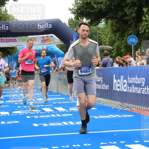 29.06.2025 - hella hamburg halbmarathon Strokosch-Dieckow http://msf.ph/oto/8374243 29.06.2025 10:48:46 Ziel 1094, 1884, 1892, 2442, 9482, 9661, 11519, 12421, 12533, 13009, 13976, 14511, 15309, 15384, 16653, 17007, 17127, 18873 meine-sportfotos.de
