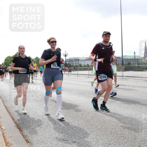 29.06.2025 - hella hamburg halbmarathon Lena Gebhardt http://msf.ph/oto/8374247 29.06.2025 10:39:54 Lombardsbrücke 869, 257, 4298, 11664, 1058, 1076, 1291, 1586, 1691, 1899, 2019, 2254, 2313, 2578, 2866, 2888, 2976, 3046, 3515, 3607, 3882, 3883, 3884, 4173, 4298, 4471, 4609, 4752, 5045, 5229, 5263, 5654, 5701, 5877, 5901, 6097, 6321, 6427, 6428, 6548, 6698, 6719, 6726, 6739, 6748, 6750, 6890, 6920, 7045, 7053, 7125, 7199, 7429, 7455, 7456, 7684, 8107, 8612, 8995, 9569, 9698, 9747, 9777, 10441, 10512 meine-sportfotos.de