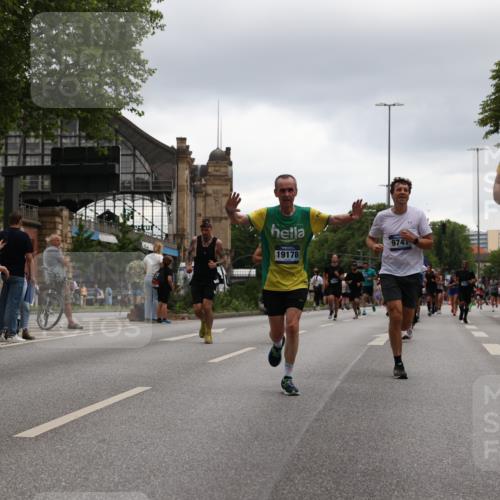 29.06.2025 - hella hamburg halbmarathon Yannick Fuchs http://msf.ph/oto/8374275 29.06.2025 10:53:55 20KM 1019, 1544, 2011, 2730, 2780, 3169, 3780, 4238, 4379, 4986, 5272, 6327, 6470, 7259, 7824, 8030, 8326, 8481, 8749, 8807, 9741, 9985, 10271, 10281, 10301, 11114, 11158, 11159, 11250, 12406, 12422, 12446, 13036, 13706, 13847, 13993, 14471, 14823, 15083, 15525, 15673, 15914, 16530, 16608, 17860, 18130, 18200, 18202, 18377, 18624, 19178 meine-sportfotos.de
