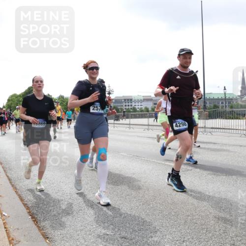 29.06.2025 - hella hamburg halbmarathon Lena Gebhardt http://msf.ph/oto/8374295 29.06.2025 10:39:55 Lombardsbrücke 6869, 257, 4298, 1058, 1076, 1291, 1586, 1691, 1899, 2019, 2254, 2313, 2578, 2866, 2888, 2976, 3046, 3515, 3607, 3808, 3882, 3883, 3884, 4173, 4298, 4471, 4609, 4752, 5045, 5229, 5263, 5654, 5701, 5877, 5901, 6097, 6321, 6427, 6428, 6548, 6698, 6719, 6726, 6739, 6750, 6890, 6920, 7045, 7053, 7125, 7199, 7429, 7455, 7456, 8107, 8612, 8995, 9569, 9698, 9747, 9777, 10441 meine-sportfotos.de