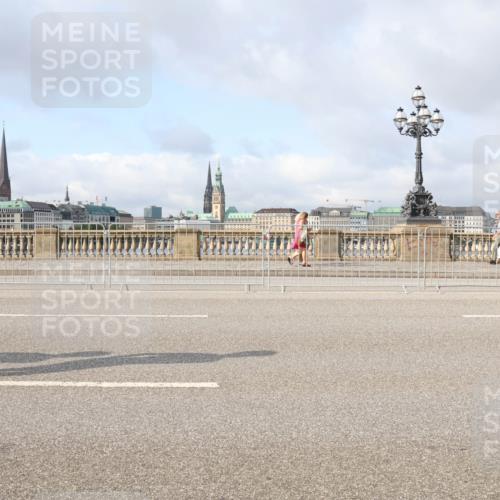 29.06.2025 - hella hamburg halbmarathon Lena Gebhardt http://msf.ph/oto/8374309 29.06.2025 08:51:14 Lombardsbrücke  meine-sportfotos.de