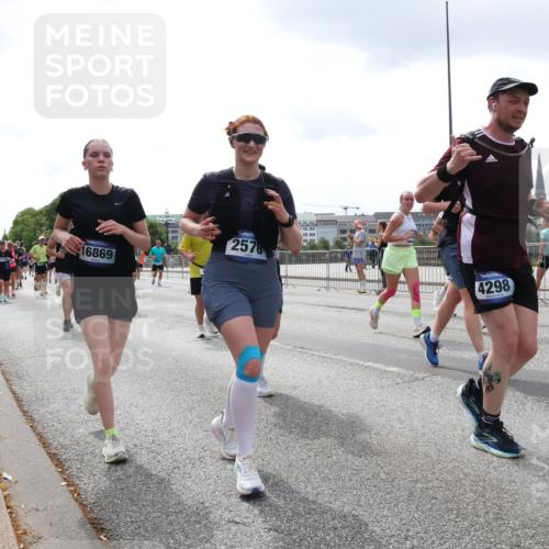 29.06.2025 - hella hamburg halbmarathon Lena Gebhardt http://msf.ph/oto/8374333 29.06.2025 10:39:55 Lombardsbrücke 16869, 2578, 4298, 1058, 1076, 1291, 1586, 1691, 1899, 2019, 2254, 2313, 2578, 2866, 2888, 2976, 3046, 3515, 3607, 3808, 3882, 3883, 3884, 4173, 4298, 4471, 4609, 4752, 5045, 5229, 5263, 5654, 5701, 5877, 5901, 6097, 6321, 6427, 6428, 6548, 6698, 6719, 6726, 6739, 6750, 6890, 6920, 7045, 7053, 7125, 7199, 7429, 7455, 7456, 8107, 8612, 8995, 9569, 9698, 9747, 9777, 10441 meine-sportfotos.de
