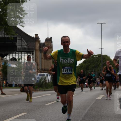 29.06.2025 - hella hamburg halbmarathon Yannick Fuchs http://msf.ph/oto/8374337 29.06.2025 10:53:56 20KM 1019, 1544, 2011, 2167, 2730, 3169, 3780, 4238, 4379, 4986, 5272, 6327, 6470, 7259, 7824, 8030, 8326, 8481, 8749, 8807, 9741, 9985, 10271, 10281, 10301, 11114, 11158, 11159, 11250, 12406, 12422, 12446, 13036, 13847, 13993, 14471, 14823, 15083, 15525, 15673, 15914, 16530, 16608, 17860, 18130, 18200, 18202, 18377, 18624, 19178 meine-sportfotos.de
