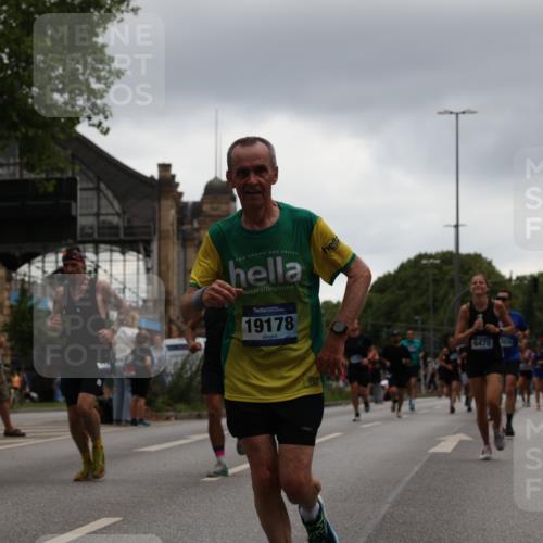29.06.2025 - hella hamburg halbmarathon Yannick Fuchs http://msf.ph/oto/8374373 29.06.2025 10:53:56 20KM 1019, 1544, 2011, 2167, 2730, 3169, 3780, 4238, 4379, 4986, 5272, 6327, 6470, 7259, 7824, 8030, 8326, 8481, 8749, 8807, 9741, 9985, 10271, 10281, 10301, 11114, 11158, 11159, 11250, 12406, 12422, 12446, 13036, 13847, 13993, 14471, 14823, 15083, 15525, 15673, 15914, 16530, 16608, 17860, 18130, 18200, 18202, 18377, 18624, 19178 meine-sportfotos.de