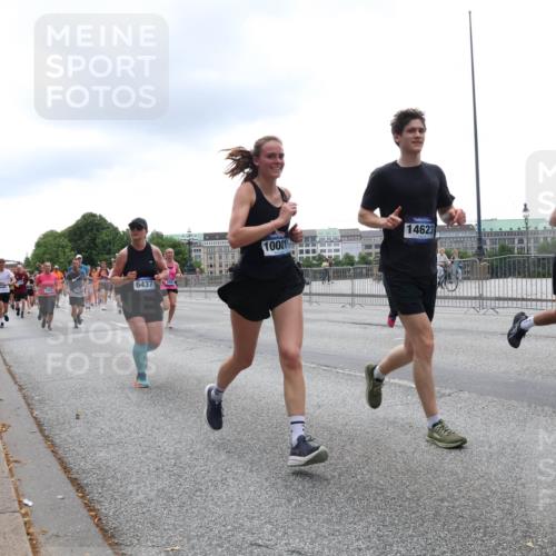 29.06.2025 - hella hamburg halbmarathon Lena Gebhardt http://msf.ph/oto/8374402 29.06.2025 10:49:04 Lombardsbrücke 6437, 100, 14623, 12, 1167, 1525, 1584, 2067, 2160, 2395, 2437, 2438, 2527, 2541, 2713, 2716, 2792, 2927, 3070, 3086, 3215, 3232, 3253, 4403, 4525, 4527, 4589, 4809, 5010, 5118, 5463, 5479, 5480, 5551, 6015, 6437, 6566, 6979, 6989, 7062, 7203, 7931, 7936, 7947, 7948, 8549, 8719, 8760, 9245, 9341, 9359, 9552, 10033, 10038, 10081, 10130, 10204, 10366, 10479, 10524, 10654, 10656, 10782, 10785, 11000, 11031, 11192, 11364, 11365, 13845, 16701 meine-sportfotos.de